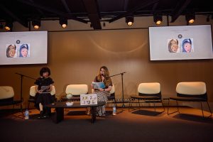 Yolaine Voltz à l'exposition universelle - conférence sur la restauration des éventails et des globes 