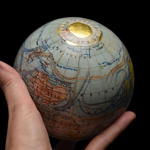 étapes de restauration d'un globe à l'or, inspiré du Kintsugi